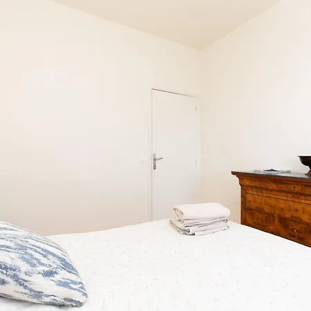Violet, Bord De Apartament